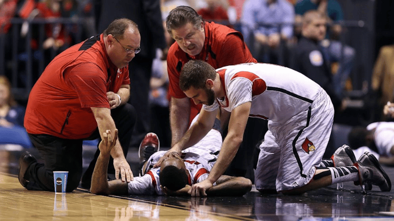 kevin ware laying on ground with teammates after leg injury